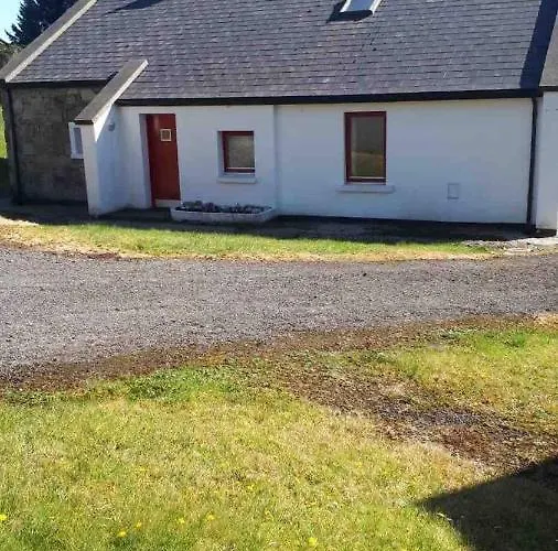 Kearneys Cottage, Dugort, Achill Island, County Mayo - 3 Bedroom Sleeps 6